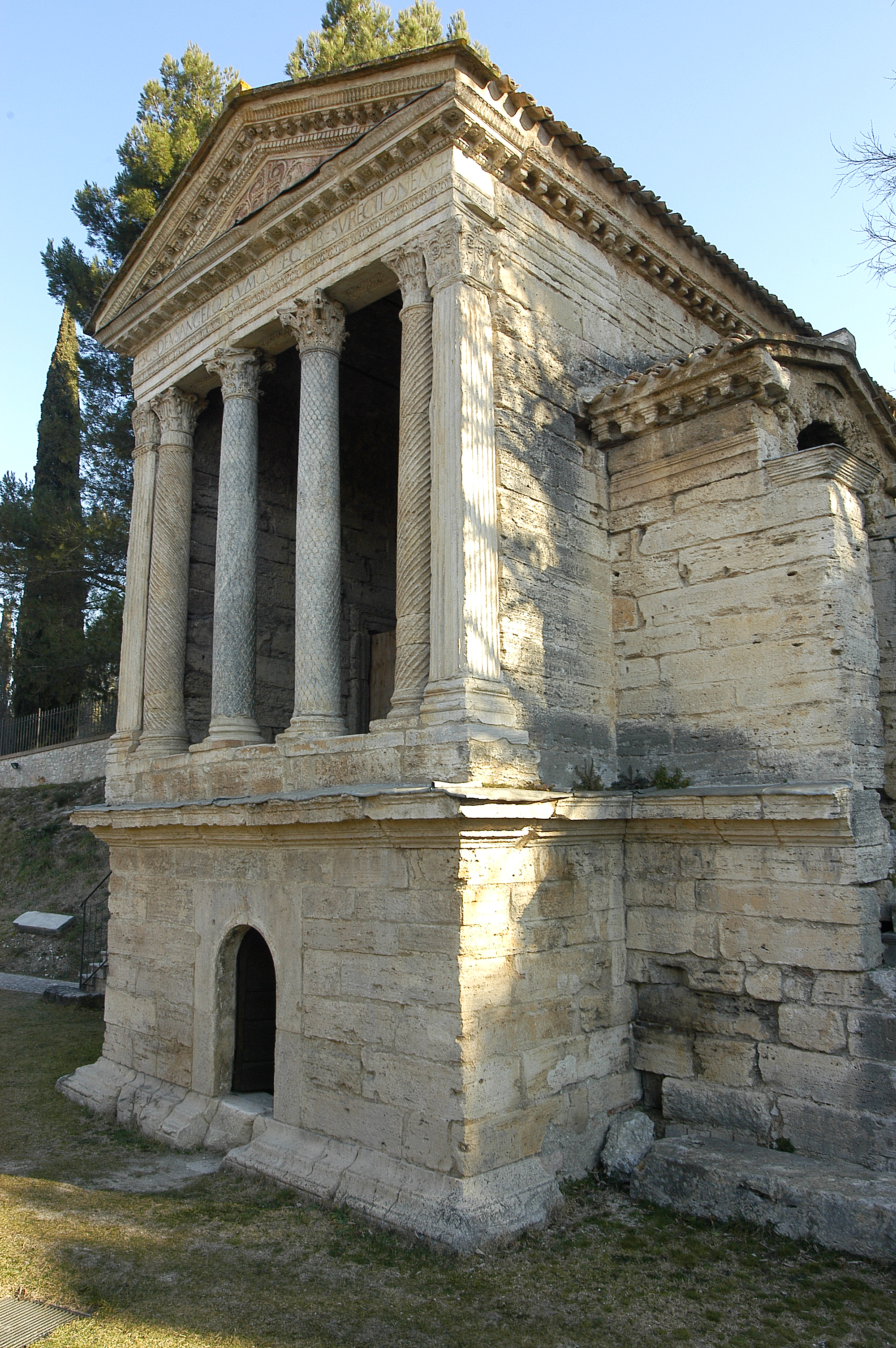 Tempietto sul Clitunno