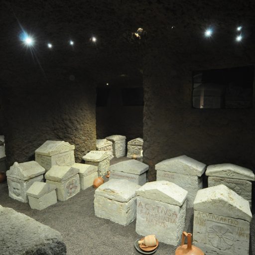 Ricostruzione tomba etrusca della famiglia cutu