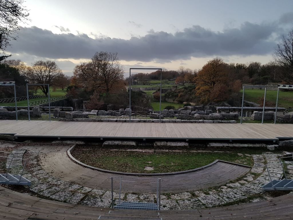“Aiace di Sofocle”: lo spettacolo al Teatro Romano di Carsulae