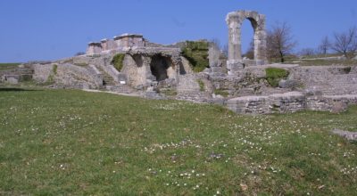 Gli eventi del fine settimana a Carsulae: Stefano de Majo, l’inaugurazione dell’Anfiteatro romano e Angelo Branduardi in concerto